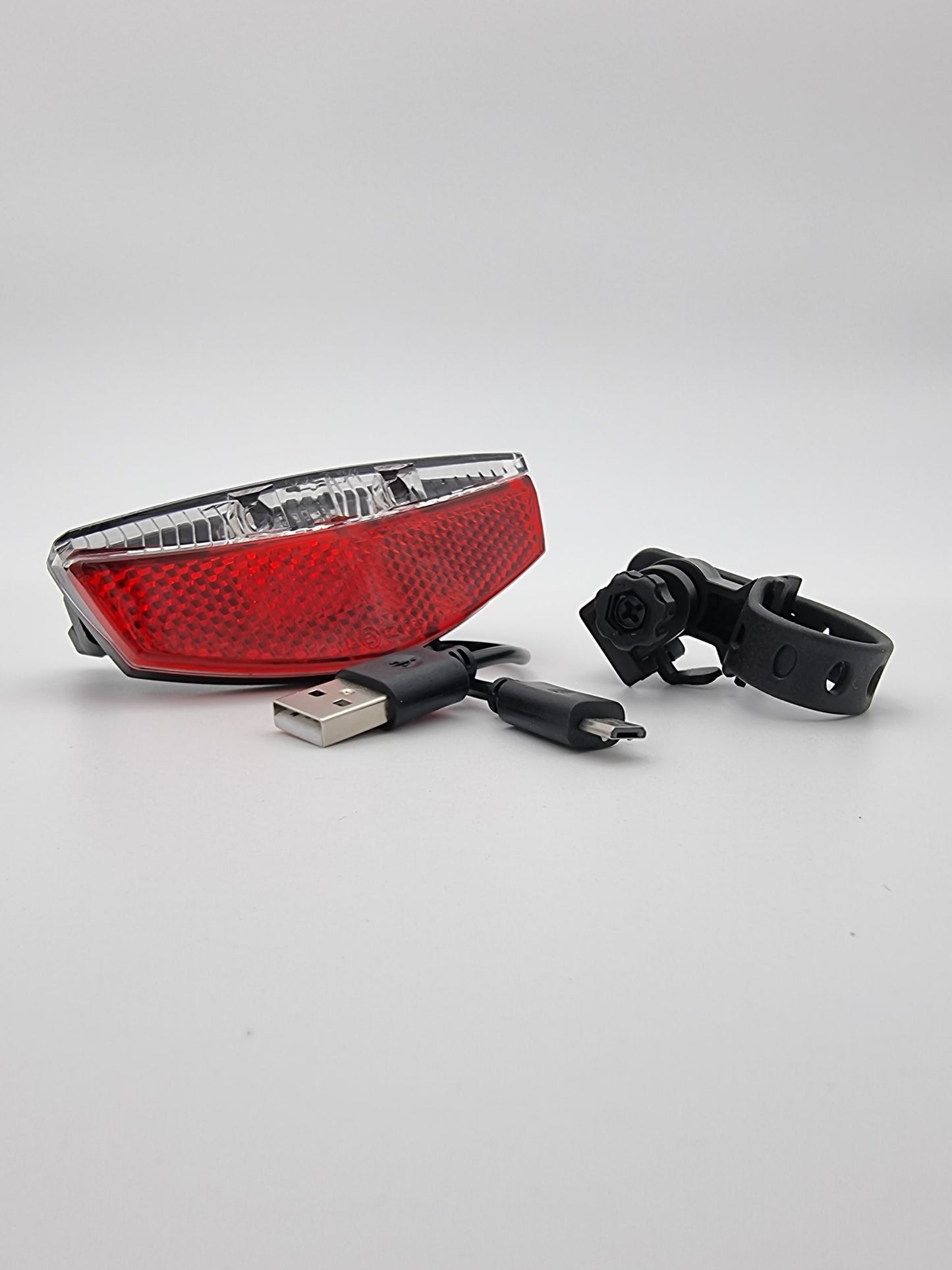XLC CL-R19  LED Batterie-Rückleuchte Gepäcktr. inkl Reflektor mit USB- Ladebuchse